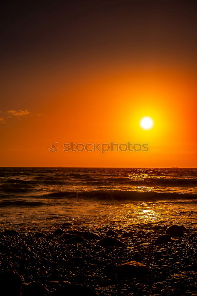 roter Stern Meer Wolken