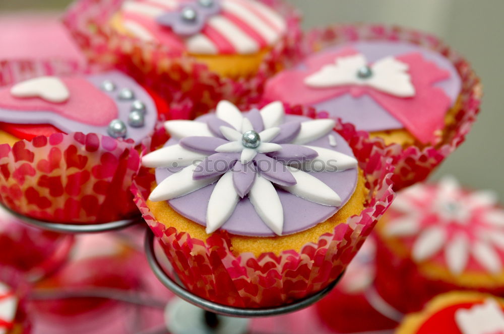 Similar – Bierdeckel mit Aufdruck Kaffeeklatsch auf pink karierter Serviette und Holztisch. Cupcakeform