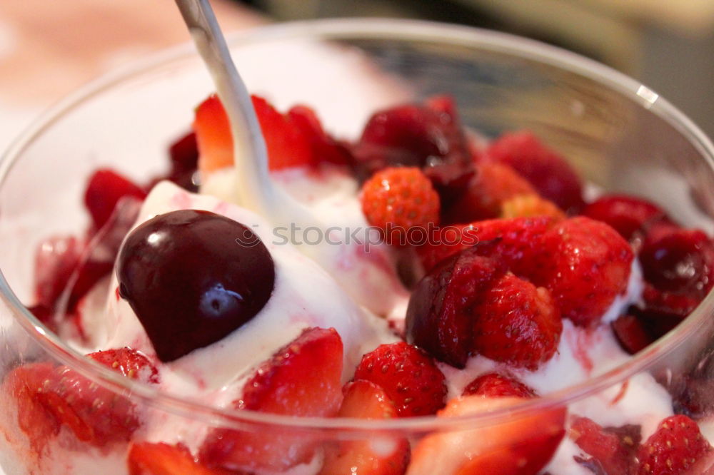 Glass bowl with red currants and vanilla sauce