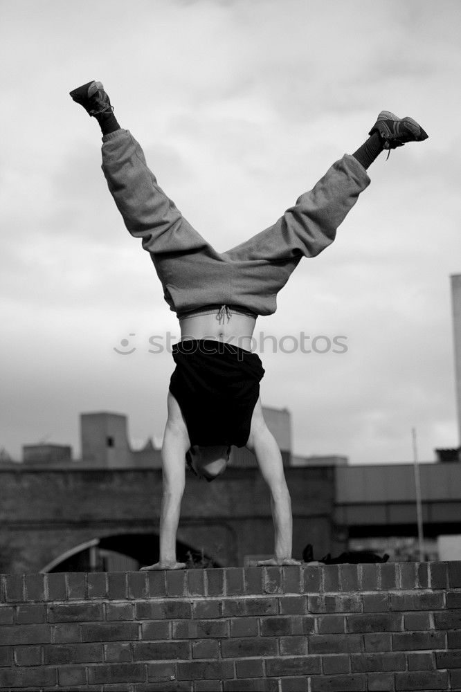 one hand Handstand Parkour