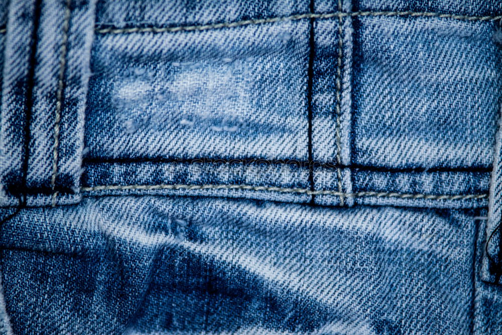 Textur-Tasche einer blauen, zerknitterten Jeans Makro-Nahaufnahme