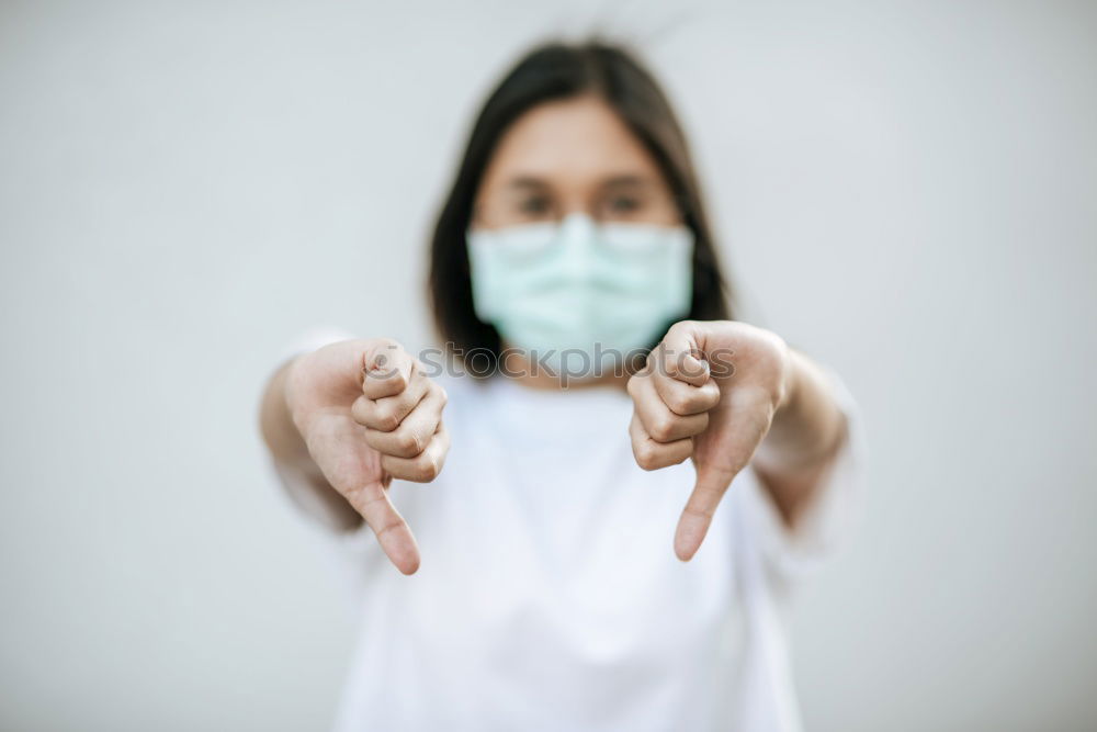 Foto Bild Nettes kleines Mädchen in medizinischer Maske