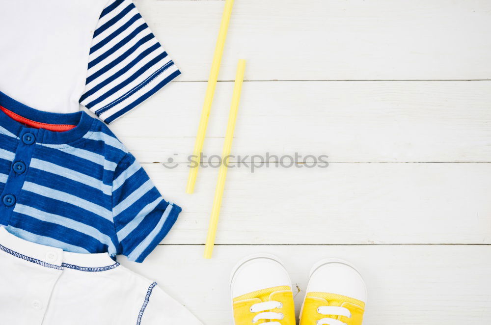 Similar – Wintermode-Set Draufsicht. Konzept des Online-Shoppings. Schuhe, Strickmütze und Schal in neutralen Beige-Tönen auf weißem Hintergrund