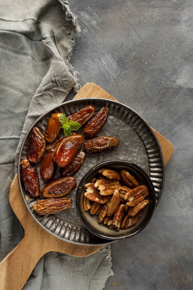 Foto Bild Mix aus Snacks mit Chips, Nüssen, Samen und Bier