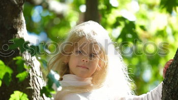 Similar – Blonde, süßes Mädchen steht mit rotem Luftballon in der Hand im Garten vor rosa Blumen in voller Blüte. Geburtstagskind draussen in der Natur freut sich über geschenkten Luftballon zu ihrem Fest.