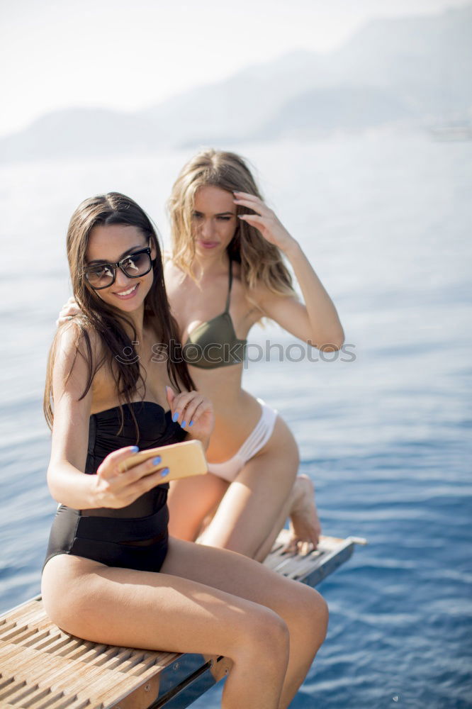 Foto Bild Glückliche Mädchen spielen Strandtennis auf dem Pier