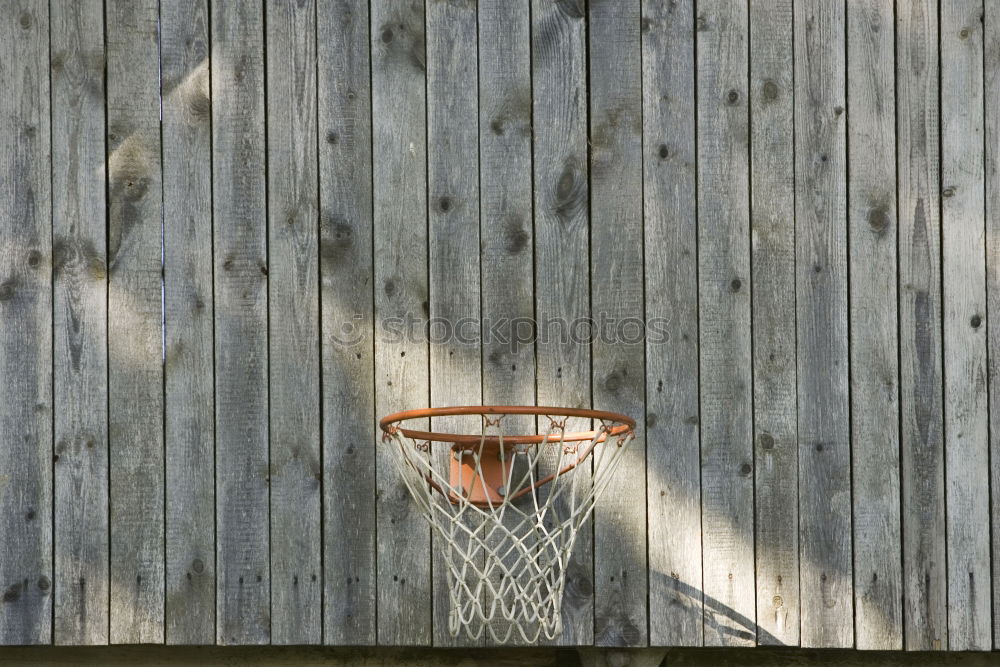 Similar – Alter abgenutzter Basketballkorb mit zerfetztem Netz hängt an einer alten verwitterten Betonmauer