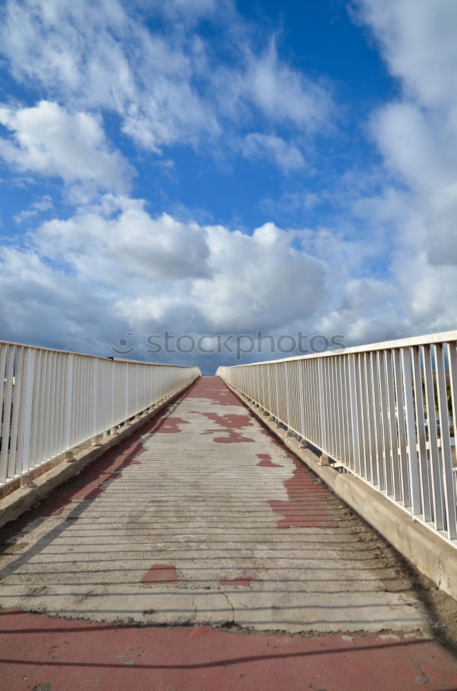 Similar – perspectiva de puente Un