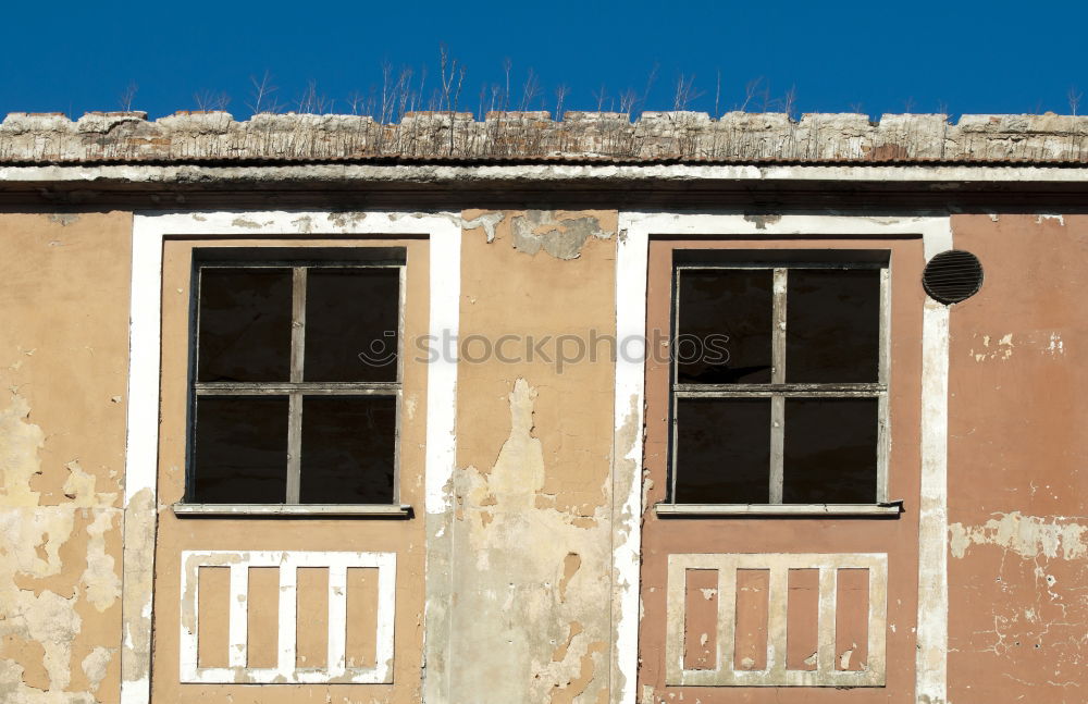 Fenster an einem alten Haus mit abblätternder Farbe in der historischen Stadt Penang, Malaysia