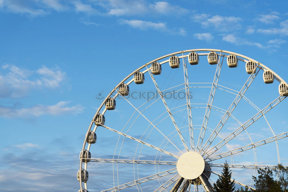 Similar – Der Blick hinauf zu einem Riesenrad mit blauem Himmel dahinter.