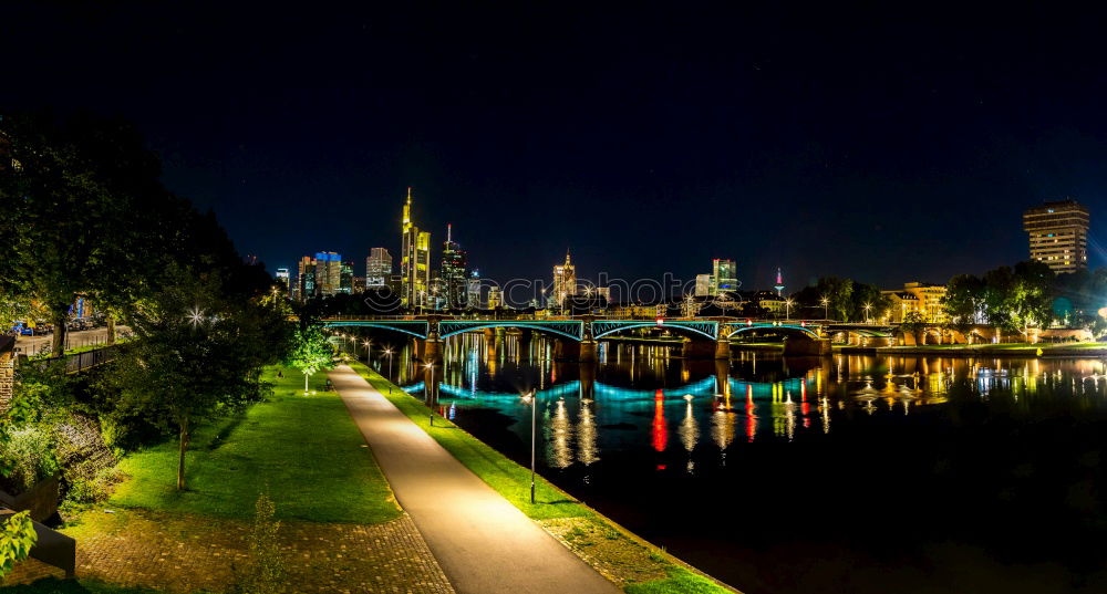 Skyline bei Nacht I