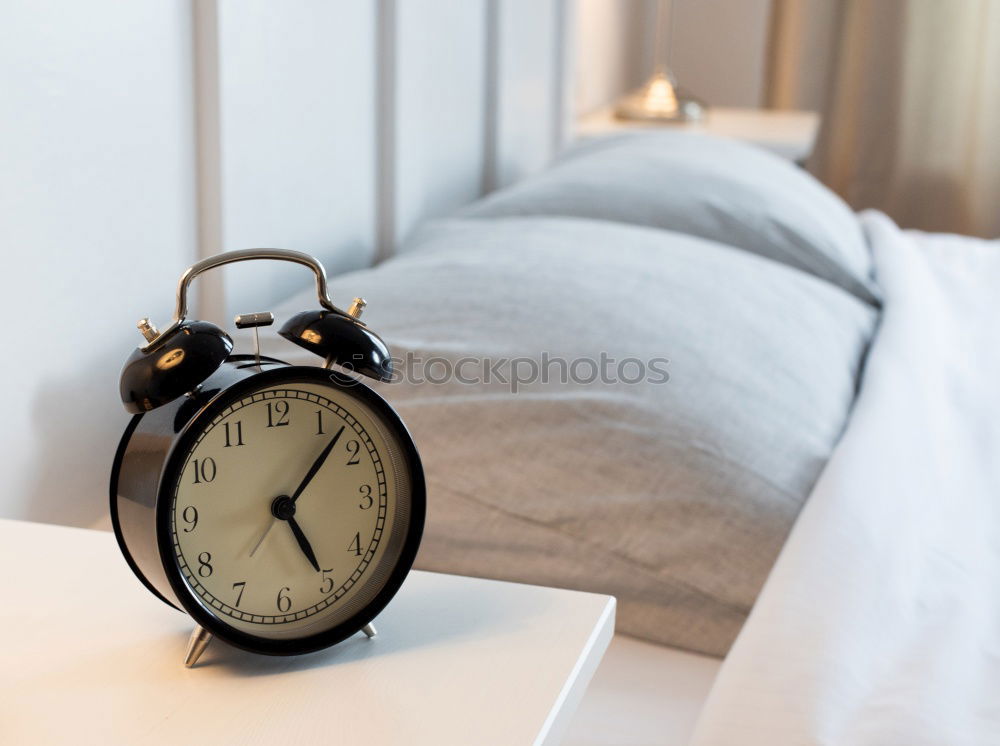 Wecker um 7 Uhr morgens im Schlafzimmer, Aufwachkonzept