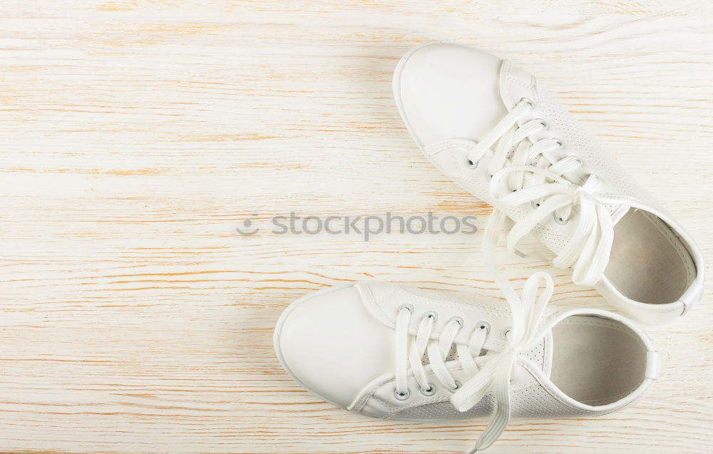 Similar – Wintermode-Set Draufsicht. Konzept des Online-Shoppings. Schuhe, Strickmütze und Schal in neutralen Beige-Tönen auf weißem Hintergrund