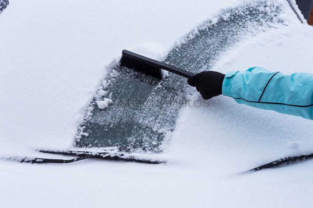 Schneeschieber, viel Schnee und Kopfsteinpflaster