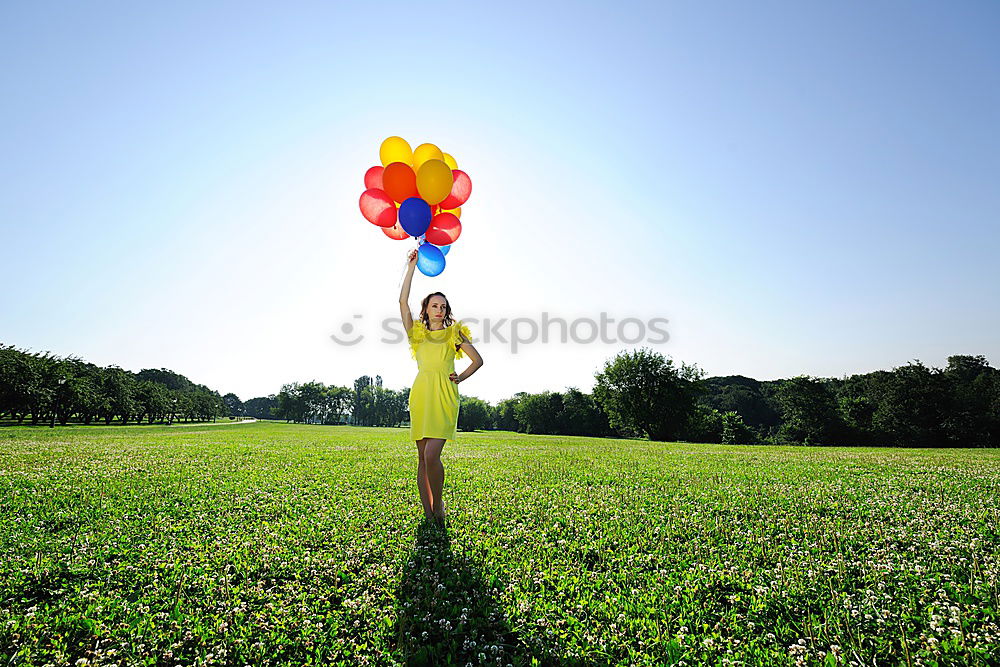 Similar – Foto Bild Luftpost… Teil II | Hochzeitsgesellschaft lässt gemeinsam Ballons steigen.