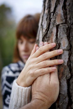 weibliche Hände in der Natur mit rotem Nagellack