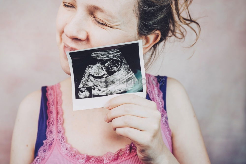 Similar – Schwangerschaftstests, Babykleidung und Ultraschalluntersuchung auf dem Bett, Ansicht von oben