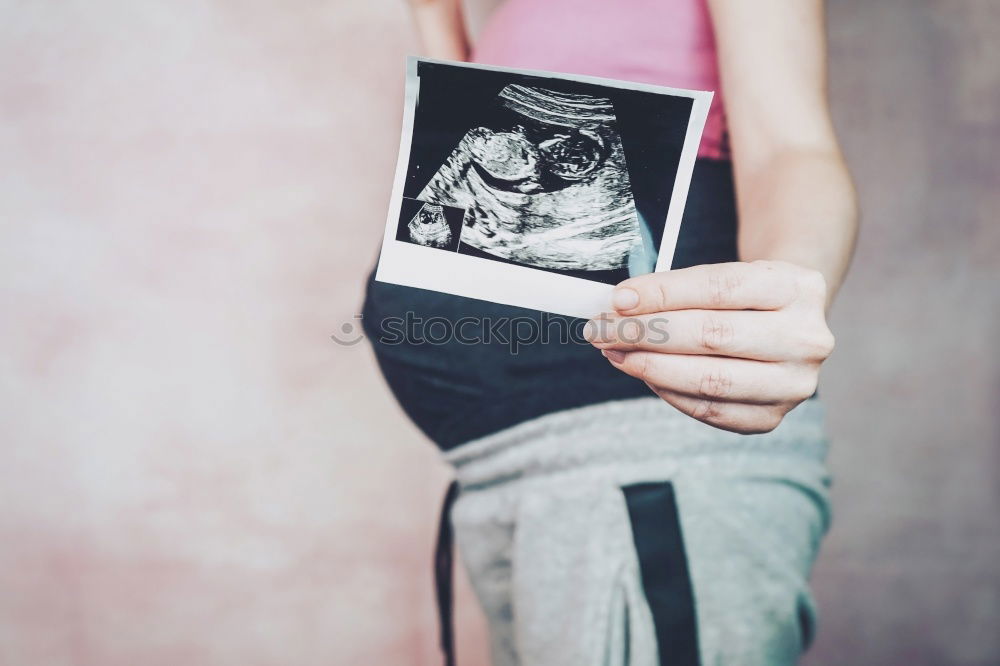 Similar – Schwangerschaftstests, Babykleidung und Ultraschalluntersuchung auf dem Bett, Ansicht von oben