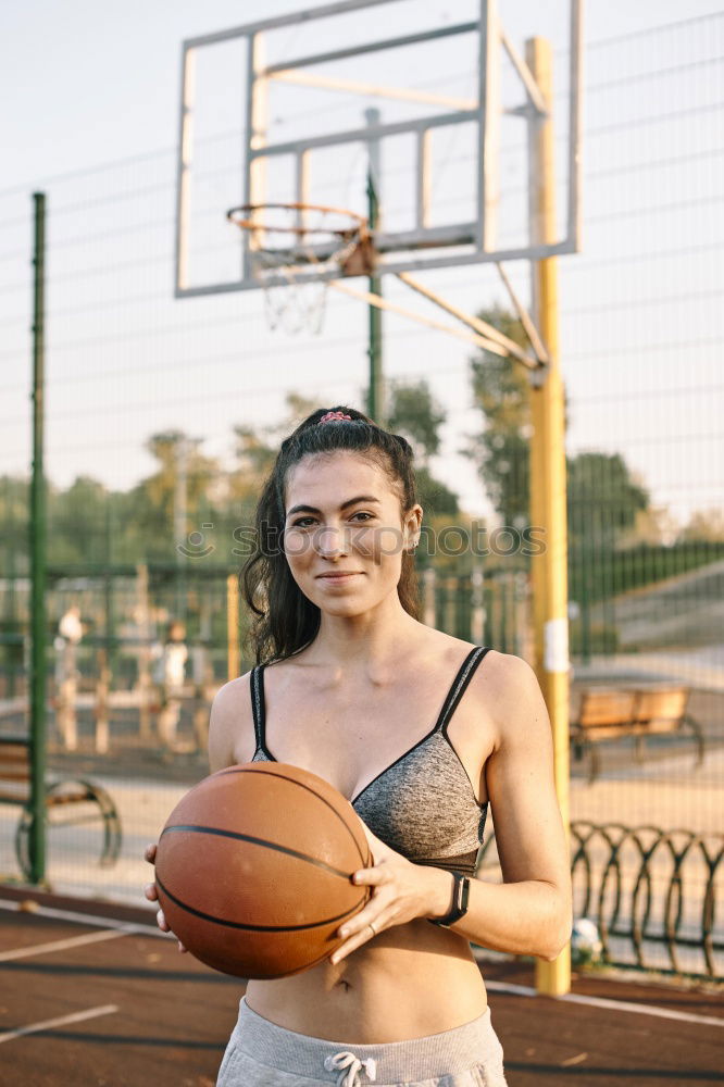 Similar – Porträt einer jungen Basketballspielerin. Schöne Teenager-Mädchen spielen Basketball. in Sportkleidung Basketball spielen