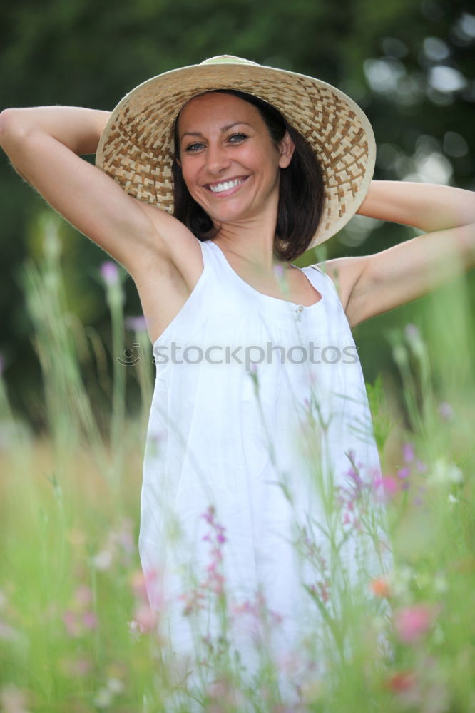 Young black woman with afro hairstyle smiling in urban park