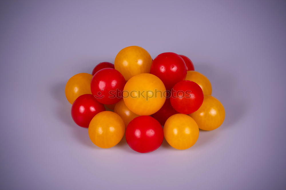 A yellow playing piece stands in the middle of many red lying playing pieces on a blue background