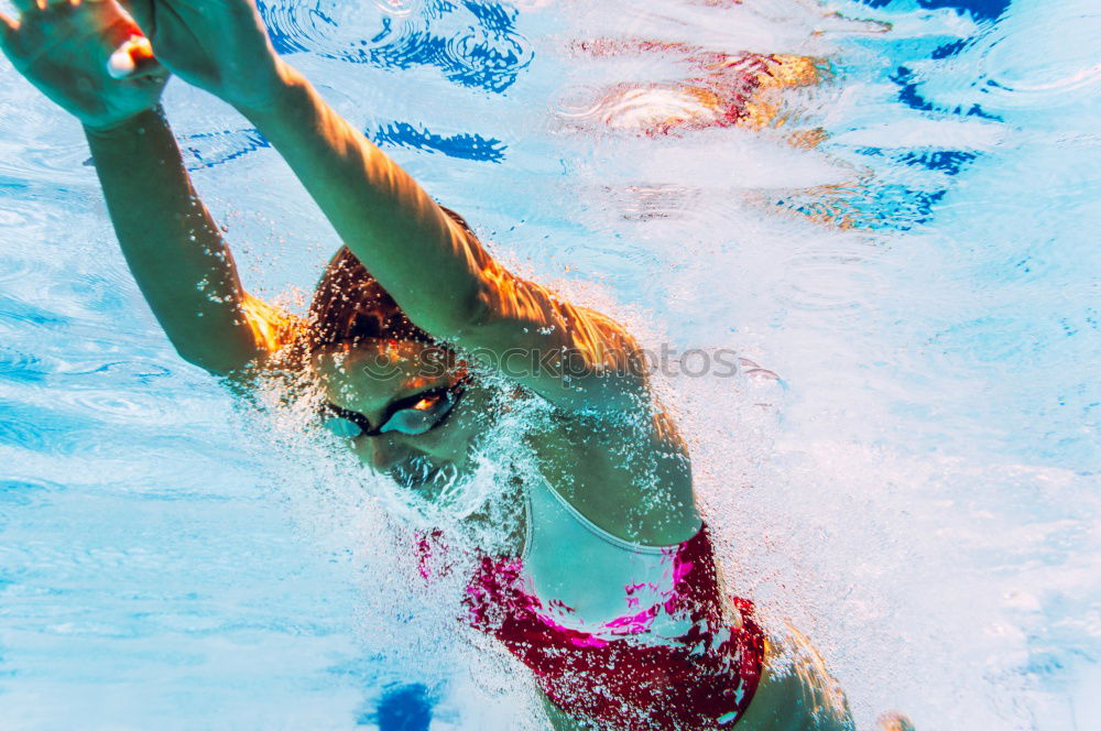 Unterwasseraufnahme. Körper  einer schlanken  jungen Frau Im Badeanzug  im Schwimmbecken