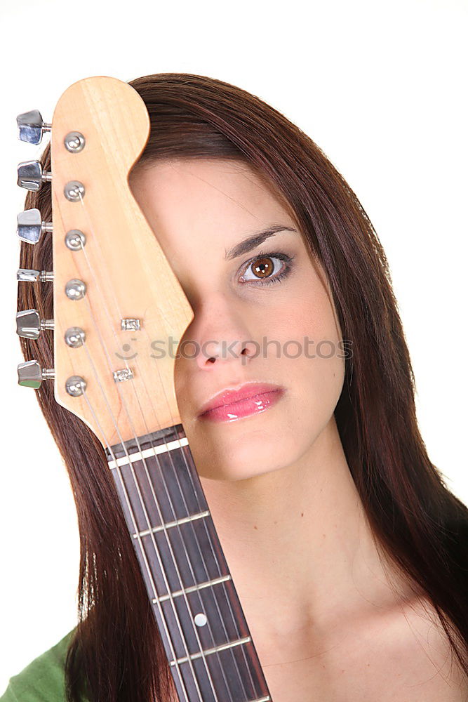 Schöne Frau, die Gitarre spielt.