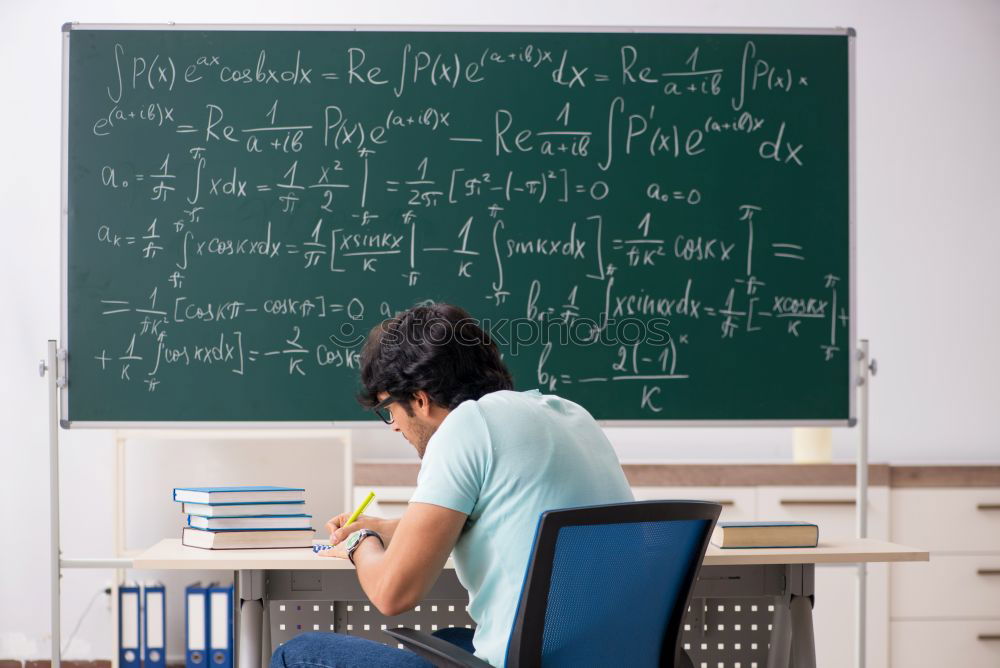 Der Knüller. Knüllpapier auf Schulbank im Klassenzimmer beim Unterricht