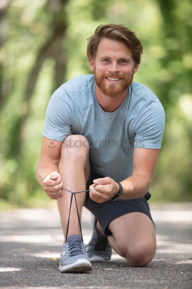 Similar – Foto Bild Lässiges Modell Mann im Freien, sehr gut aussehend, mit weißem T-Shirt und urbanem Stil