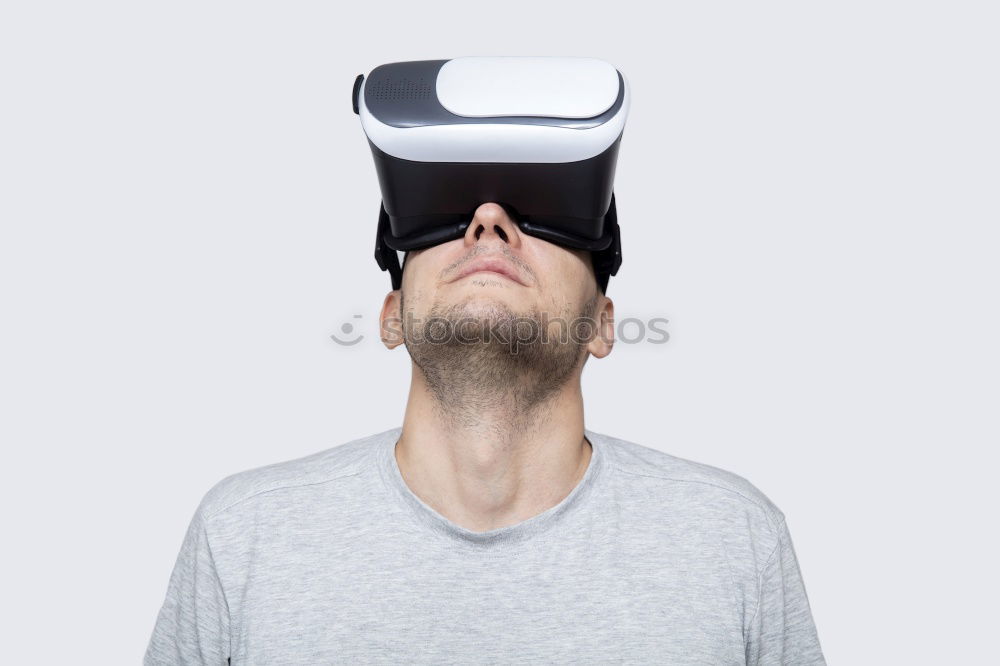 Similar – Foto Bild Junger Mann mit Vr-Headset, der die virtuelle Realität erlebt