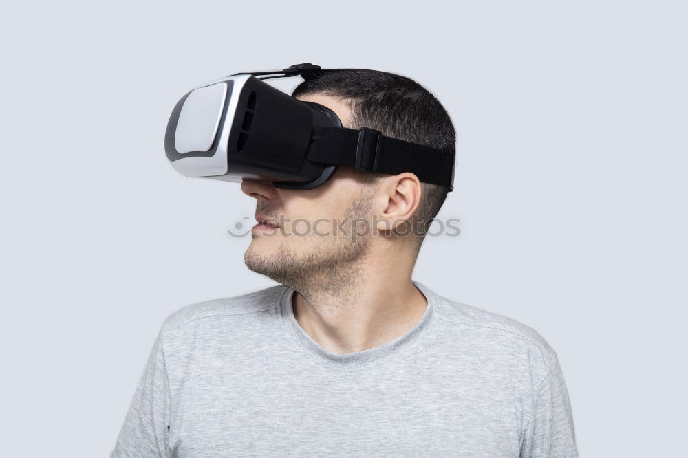 Foto Bild Junger Mann mit Vr-Headset, der die virtuelle Realität erlebt