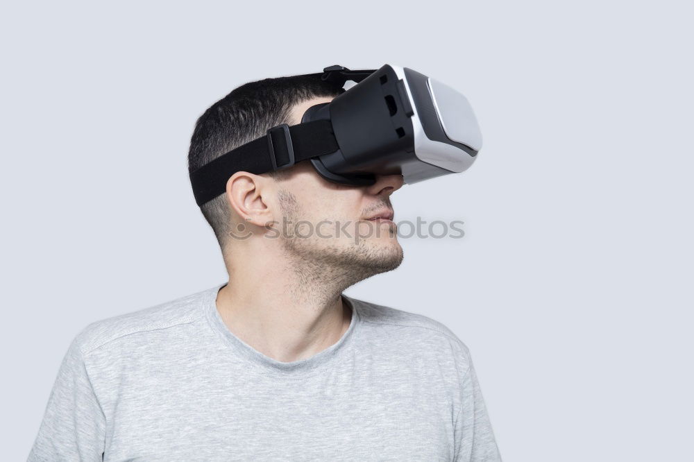 Similar – Foto Bild Junger Mann mit Vr-Headset, der die virtuelle Realität erlebt