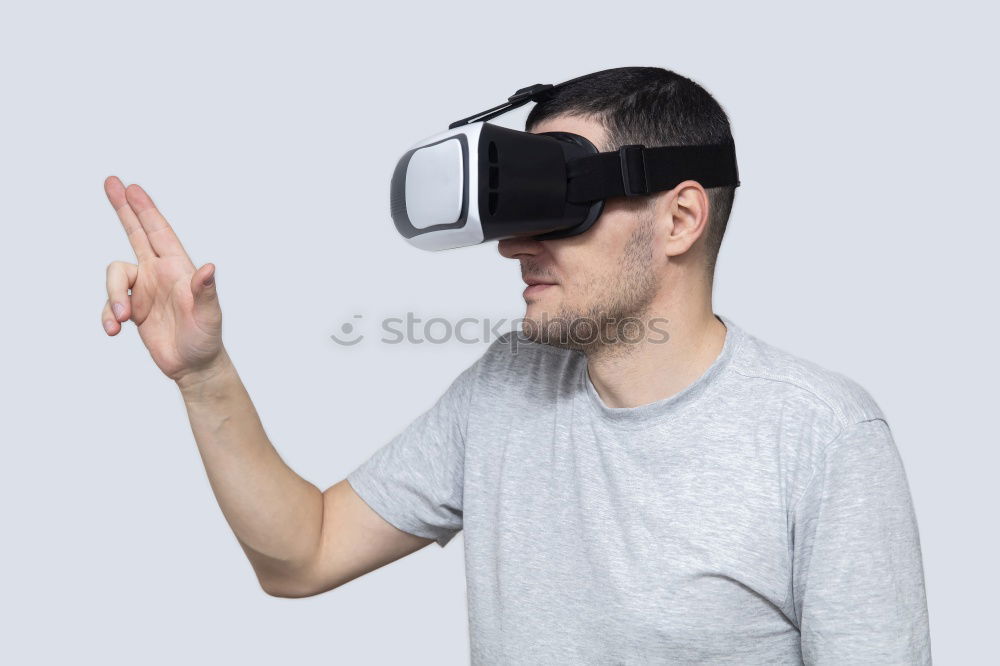 Similar – Foto Bild Junger Mann mit Vr-Headset, der die virtuelle Realität erlebt