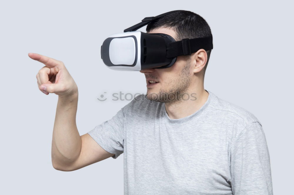 Similar – Foto Bild Junger Mann mit Vr-Headset, der die virtuelle Realität erlebt