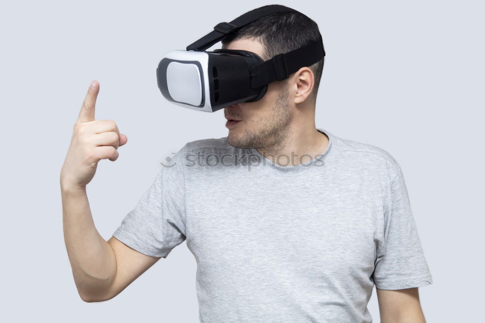 Similar – Foto Bild Junger Mann mit Vr-Headset, der die virtuelle Realität erlebt