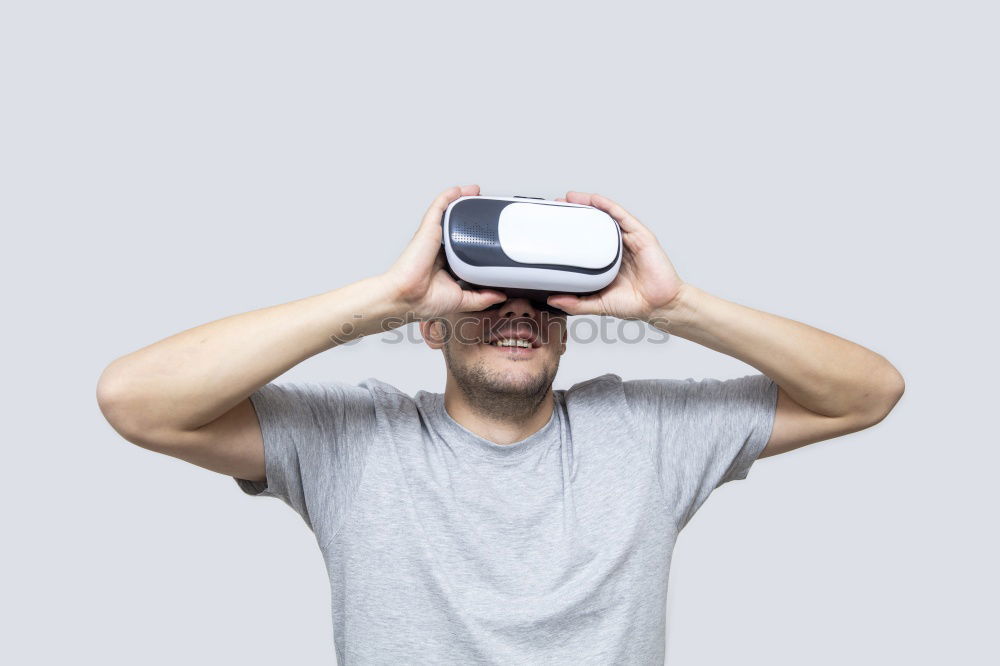 Similar – Foto Bild Junger Mann mit Vr-Headset, der die virtuelle Realität erlebt