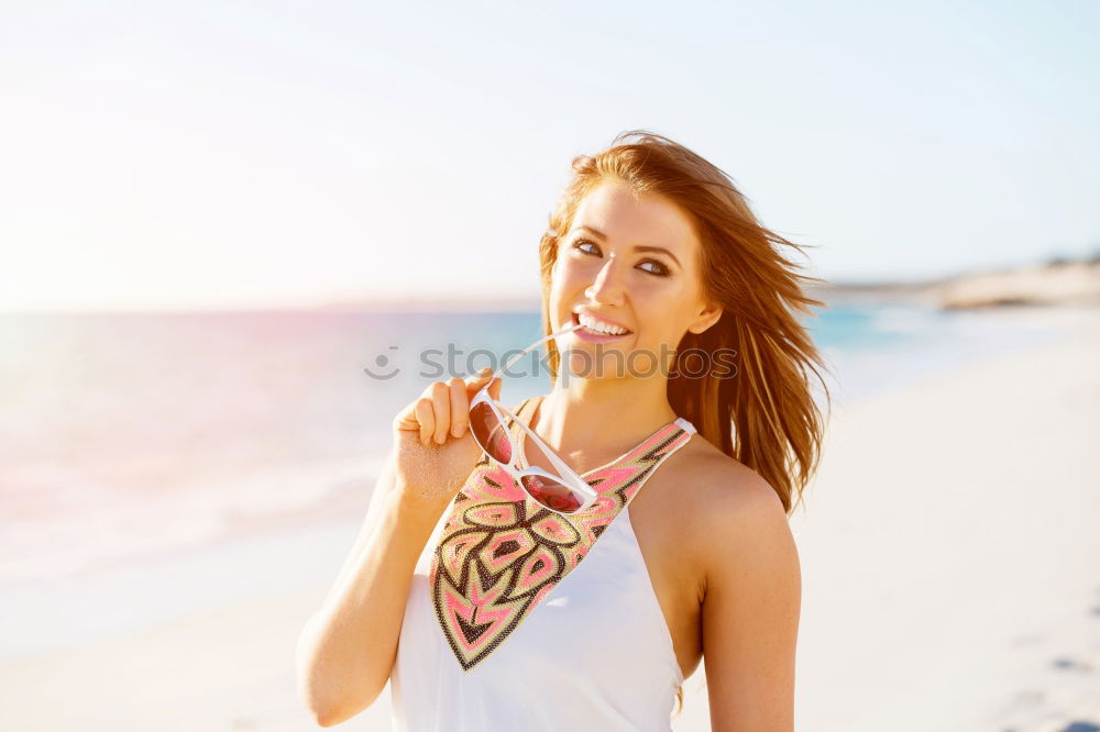 athletic woman eating an apple