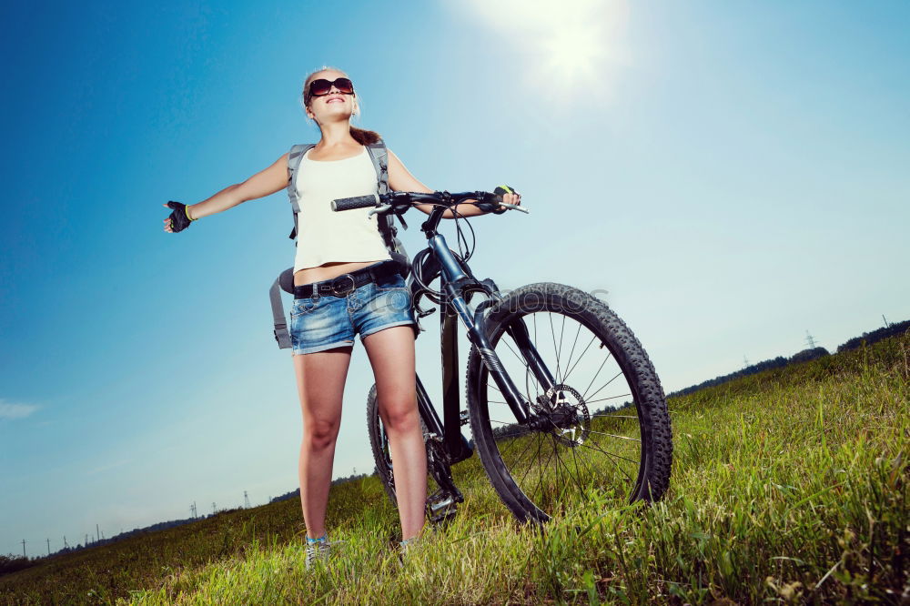 Foto Bild Hübsche Frau mit Fahrrad