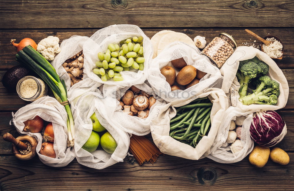 Similar – Leerer Kochtopf und Gemüse Zutaten fürs Kochen